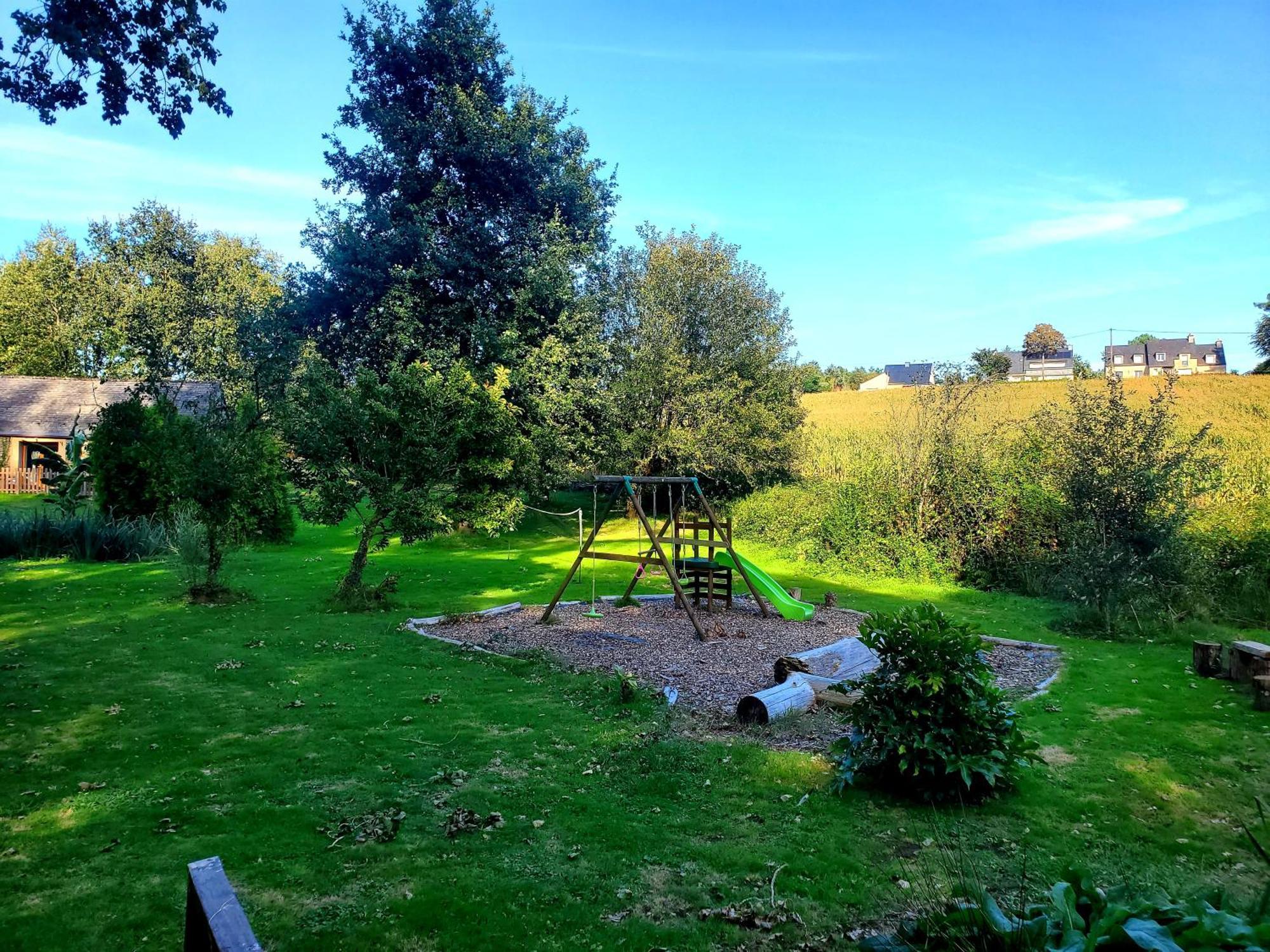 Le Vieux Moulin Gites - Detached Cottage With Garden Views And Pool Guégon Esterno foto